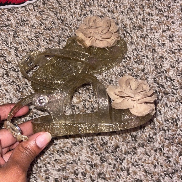 Gold Sandals with Flower. Size 5C - Picture 3 of 5